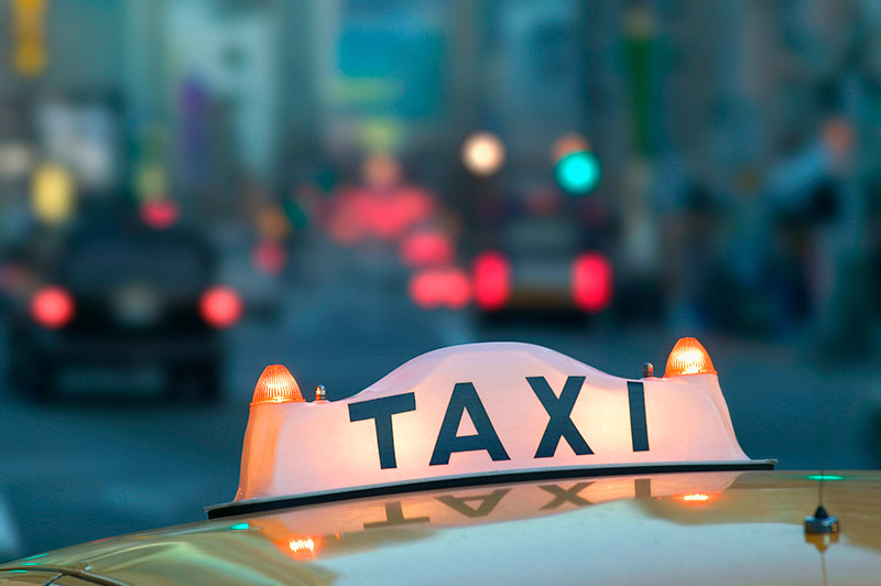 Falta de motoristas de app em BH faz aumentar a procura por táxis.